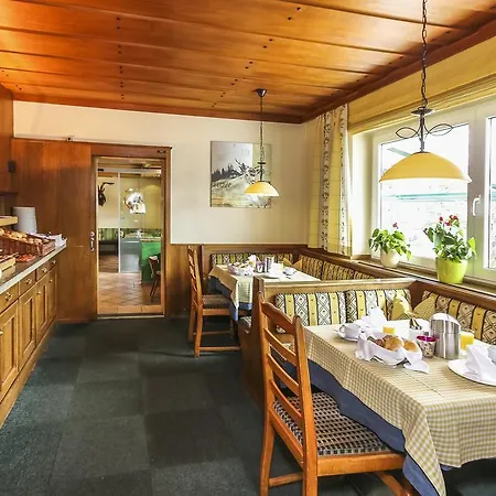 Alpenhotel Tauernstueberl ホテル